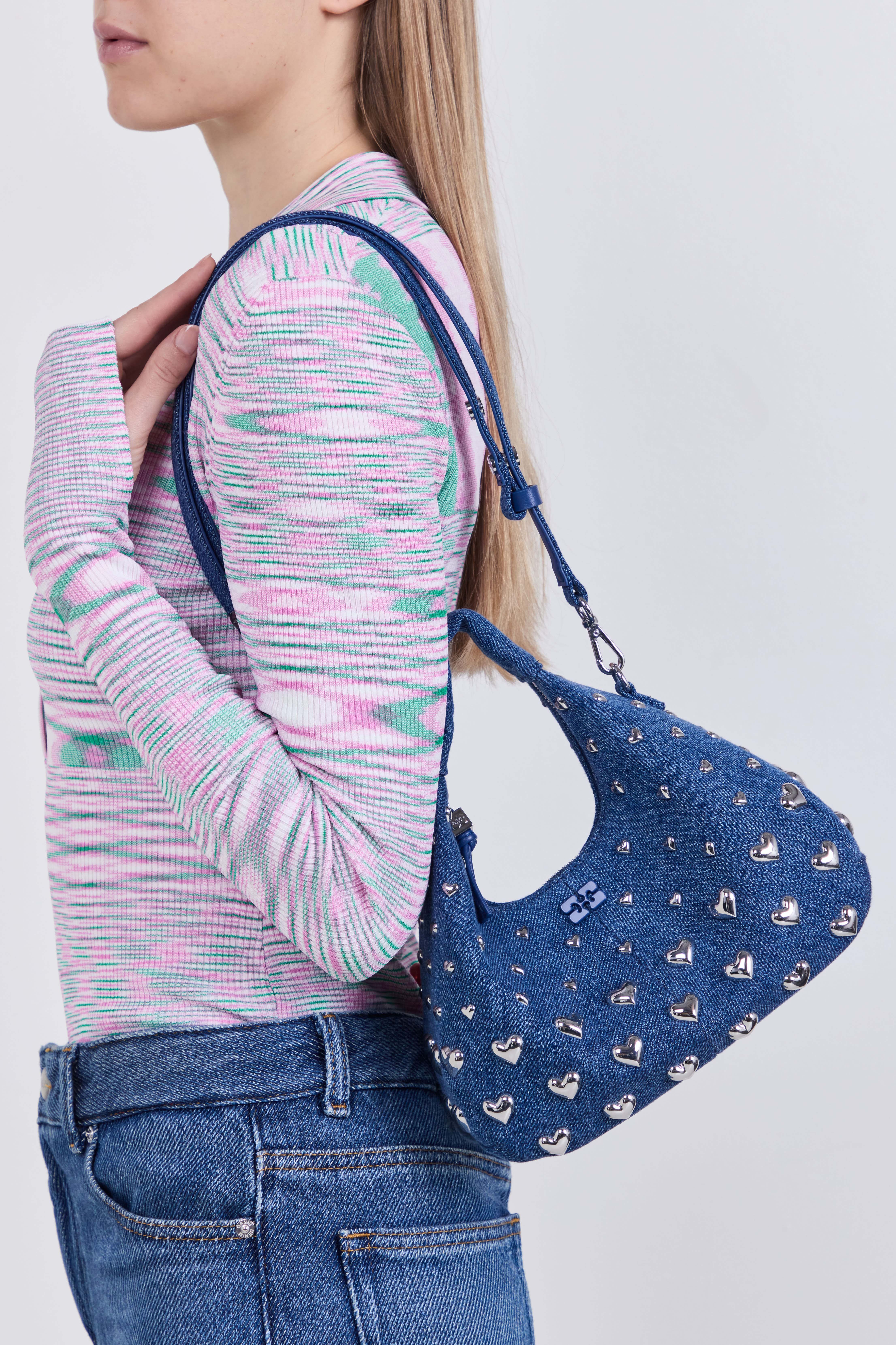 תמונת כל הלוק של תיק יד הובו מיני לבבות